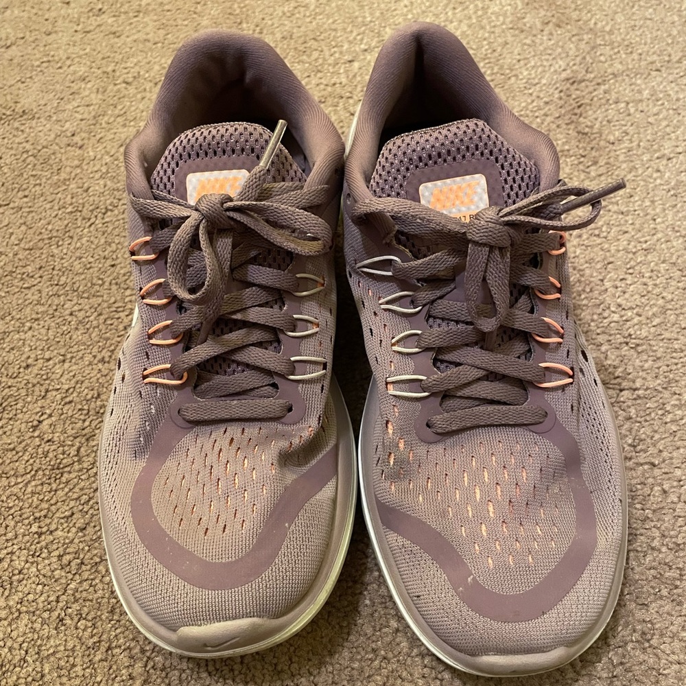 Women’s Nike tennis shoes